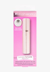 Różowe opakowanie z cylindrycznym, metalicznym atomizerem w kolorze różowego złota z srebrnym akcentem. Widoczny napis "Luksusowy atomizer do perfum".