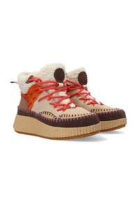 Beige høje sneakers med polstret krave i imiteret pels, orange accenter og røde snørebånd. Tekstureret ruskind med brune og lyserøde syningsdetaljer.