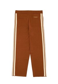Pantaloni tricotati maro cu dungi laterale crem, două buzunare la spate și broderie mică "Interzis" pe buzunarul din dreapta.