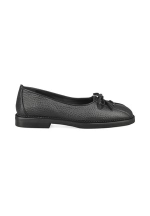 Chaussure plate en cuir noir avec surface texturée, bout arrondi, nœud décoratif sur le dessus et petit talon empilé, vue de côté.