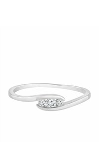 Srebrny pierścionek o opływowym designie, z trzema okrągłymi, przezroczystymi kamieniami osadzonymi na środku, gładką fakturą i zaokrąglonymi końcami.