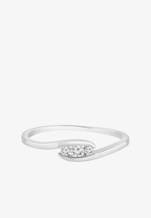 Srebrni prsten sa elegantnim dizajnom, s tri okrugla, prozirna dragulja postavljena u sredini, glatke teksture i zaobljenih krajeva.