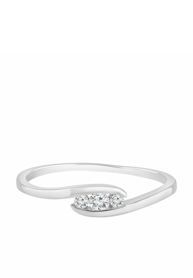 Srebrny pierścionek o opływowym designie, z trzema okrągłymi, przezroczystymi kamieniami osadzonymi na środku, gładką fakturą i zaokrąglonymi końcami.