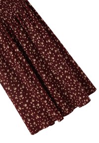 Abito floreale bordeaux con vita arricciata, caratterizzato da piccoli motivi di fiori bianchi e rosa, e orlo fluente. Realizzato in tessuto traspirante.