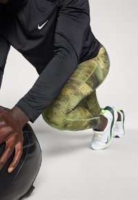 Nike Performance CAMO  - Leggings - oil green/medium olive/black