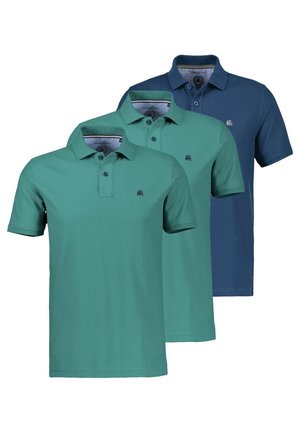 Tre kortærmede poloshirts i blågrøn og marineblå stablet, hver med en krave, to knapper og et lille broderet logo på venstre bryst.