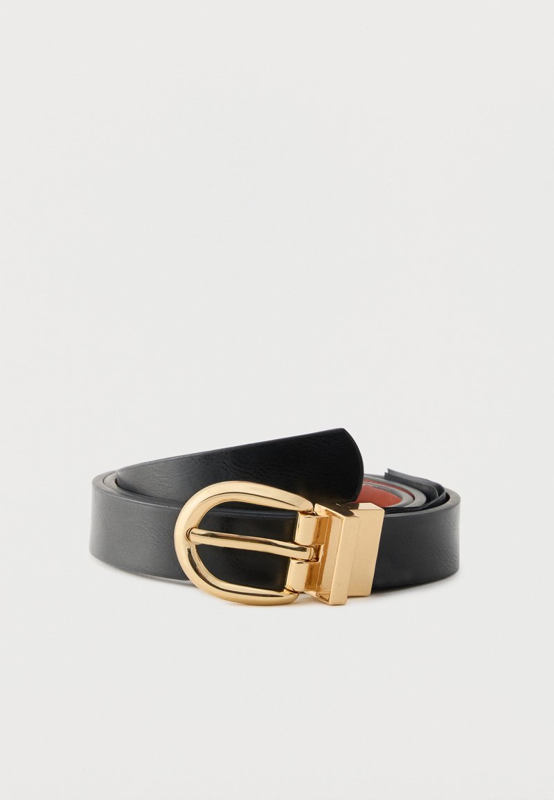 Μαύρη δερμάτινη ζώνη τυλιγμένη με μια λαμπερή χρυσή ορθογώνια αγκράφα και στρογγυλεμένη ακίδα σε ανοιχτό γκρι φόντο.