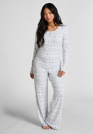 Lange mouwen, lichtblauw pyjama set met bloemmotieven. Zacht materiaal, ontspannen pasvorm en wijde broekspijpen met een subtiele textuur.