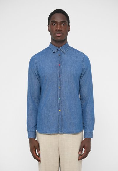 Hellblaues Jeanshemd mit Knopfkragen, bunten Knöpfen und langen Ärmeln. Das strukturierte Gewebe weist ein klassisches Design auf.