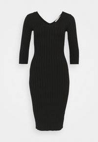 Robe noire en maille côtelée avec décolleté en V et manches trois-quarts, coupe ajustée, et ourlet à hauteur du genou. Texture douce avec des rayures verticales.