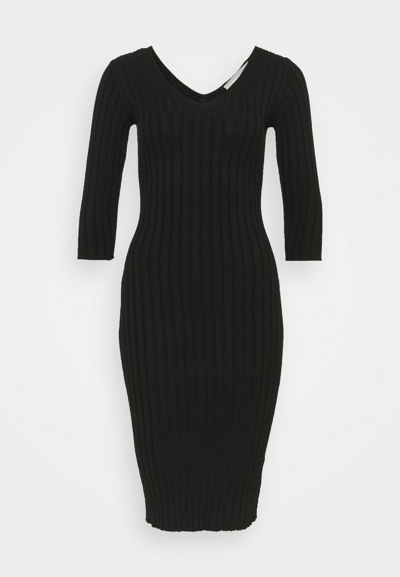 Robe noire en maille côtelée avec décolleté en V et manches trois-quarts, coupe ajustée, et ourlet à hauteur du genou. Texture douce avec des rayures verticales.