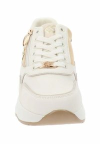 Sneaker bianca con una tomaia in pelle liscia, zip dorata come dettaglio, lacci tondi e suola ammortizzata per il massimo comfort.