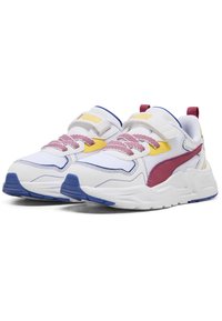 Sneaker sportive bianche con tessuto a rete, accenti rosa e gialli, suola viola e punta rotonda. Presentano lacci e una banda in velcro per la chiusura.