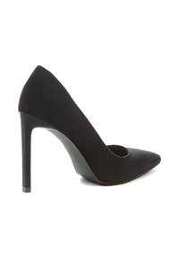 Scarpa nera in suede con tacco alto e punta affusolata. Texture liscia e design minimalista senza hardware visibile.
