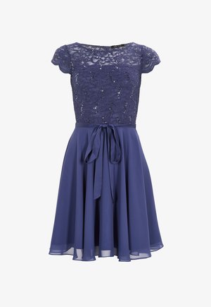 Marineblaues Kleid mit einem Spitzen-Oberteil, das mit Pailletten verziert ist, und kurzen Ärmeln. Fließender Satinrock mit einer geknoteten Taillenpartie. Glatte Textur überall.
