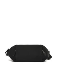 Borsa a spalla nera, rettangolare, realizzata in un tessuto testurizzato, con due tasche con zip e tracolla regolabile per un trasporto versatile.