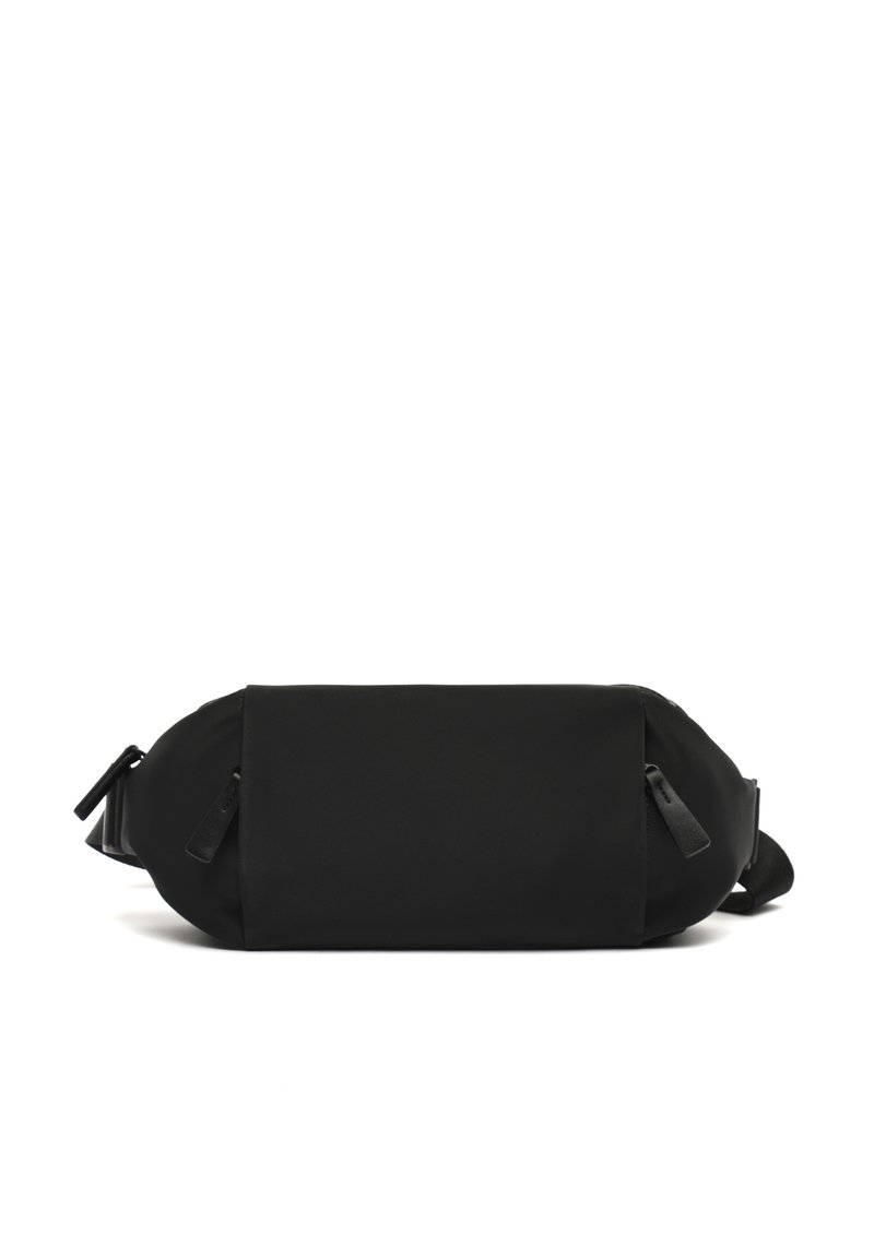 Borsa a spalla nera, rettangolare, realizzata in un tessuto testurizzato, con due tasche con zip e tracolla regolabile per un trasporto versatile.