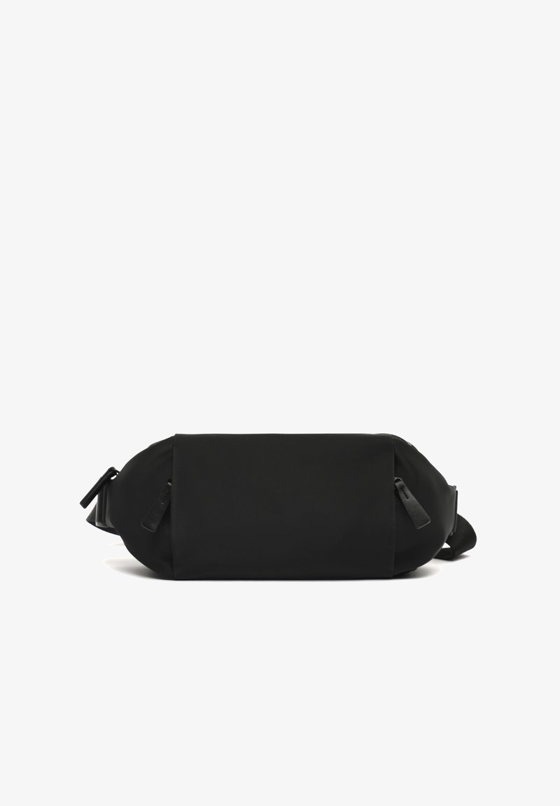 Borsa a spalla nera, rettangolare, realizzata in un tessuto testurizzato, con due tasche con zip e tracolla regolabile per un trasporto versatile.