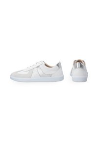 Weißer Sneaker aus Leder und Wildleder, mit silbernen Akzenten und einem strukturierten Design. Glatte weiße Sohle, minimalistischer Stil.