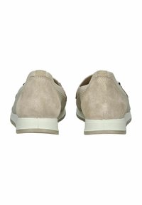 Beige suède sneakers met gestructureerde stof, met een lage hak, witte rubberen zool en minimalistisch design. De achterkant toont een bicolor structuur.