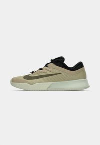Béžová sportovní obuv s texturovaným svrškem, černými akcenty na límci a tkaničkách a světlou gumovou podrážkou. Obsahuje logo swoosh.