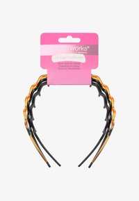 Drie zigzag hoofdbanden in zwart en schildpadmotieven, gemaakt van plastic, weergegeven op een roze kaart met productdetails.