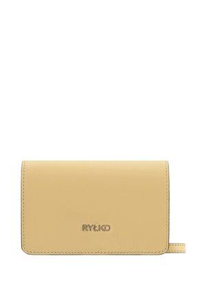 Portafoglio beige in pelle con chiusura a patta e piccolo cinturino da polso, con logo "RYŁKO" in argento al centro davanti.