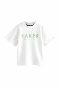 Hvid bomulds t-shirt med korte ærmer, der har teksten "BAKER" i grøn og sort, og "by Ted Baker" under i mindre skrifttype.