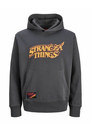 Ciemnoszara bluza z kapturem z napisem „Stranger Things” w żółtych i pomarańczowych płomieniach na przodzie, z przednią kieszenią i małą naszywką z logo przy dole.