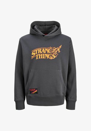 Ciemnoszara bluza z kapturem z napisem „Stranger Things” w żółtych i pomarańczowych płomieniach na przodzie, z przednią kieszenią i małą naszywką z logo przy dole.