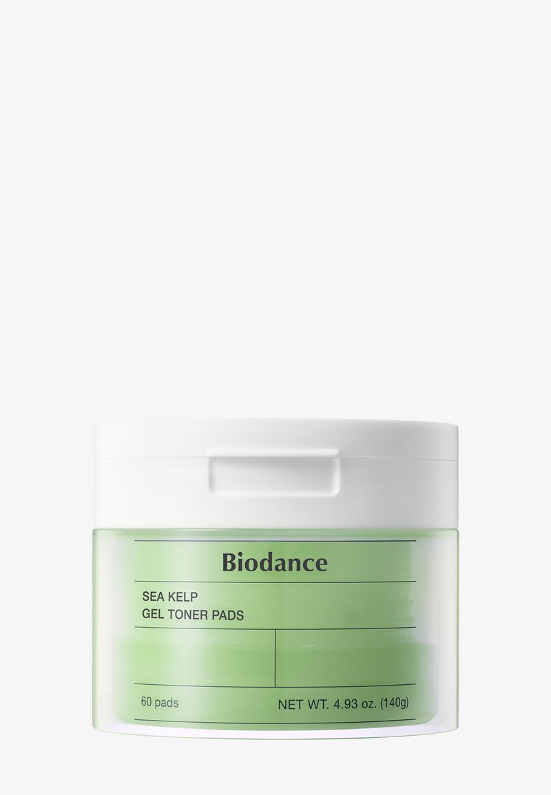 Tampons tonifiants en gel d'algues marines Biodance dans un récipient vert translucide avec un couvercle blanc, ornés d'une étiquette indiquant les détails et la quantité du produit.