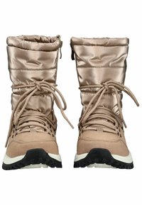 Bottines beiges avec un dessus en satin matelassé, un bout rond et une semelle en caoutchouc noire. Comprend un laçage ajustable et une fermeture éclair.