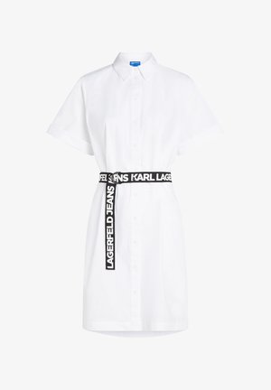 Fehér, rövid ujjú gombos ingruha, fekete logós övvel a derékon és egyenes szegéllyel.