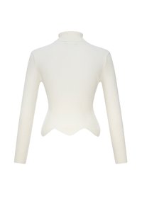 Pull à col roulé blanc côtelé avec une silhouette ajustée et un ourlet festonné. Il présente des manches longues et un tissu lisse et texturé.