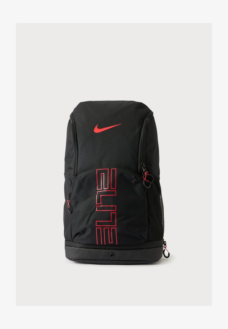 Черен раница Nike с червен логотип Nike и вертикален "ELITE" текст в червено, с множество затварящи се с цип отделения и мрежест страничен джоб.