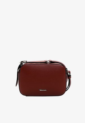 Červená kožená kabelka přes rameno s texturovaným povrchem, obdélníkovým tvarem, zipovým uzávěrem a černým nastavitelným popruhem. Detail se stříbrnými logem.