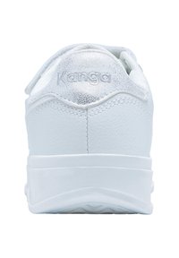 Weiße Sneaker mit einem texturierten Lederoberteil und einem metallic silbernen Fersenbereich. Die Sohle ist für Komfort und Flexibilität ausgelegt.