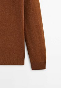Maglione a maniche lunghe marrone in maglia, con polsini e orlo a coste su uno sfondo bianco.