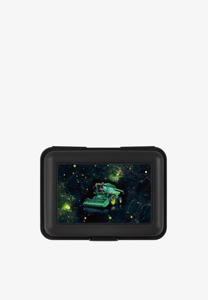 Boîte rectangulaire noire avec une image colorée d'une moissonneuse-batteuse verte sur sa surface supérieure, sur un fond sombre étoilé.