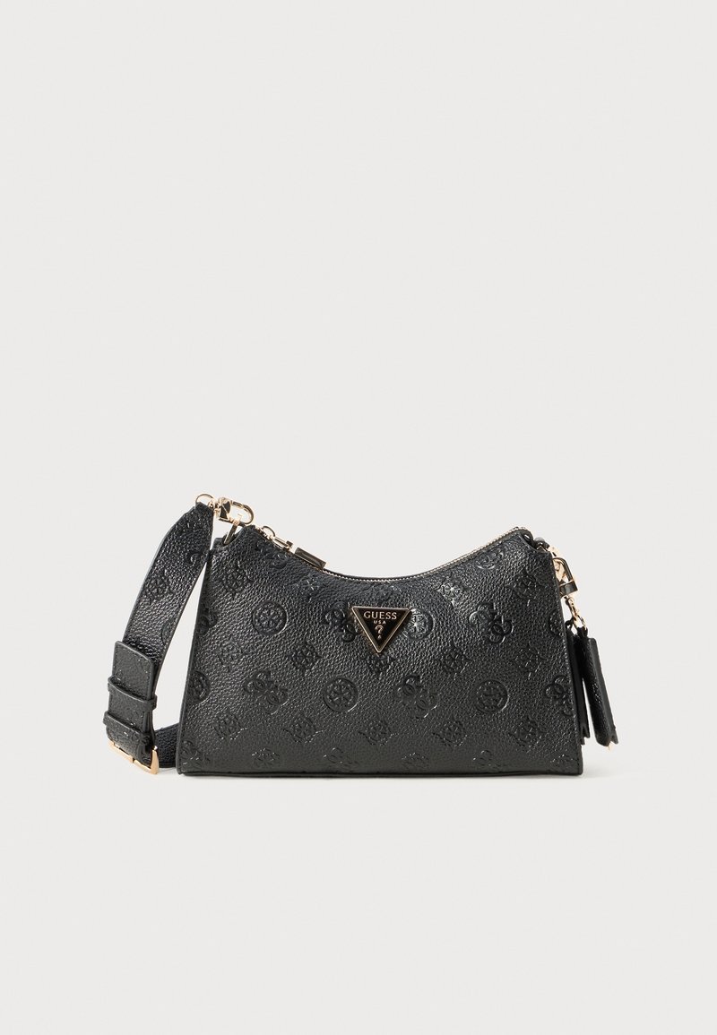 Sac bracelet Guess noir texturé avec logos embossés, ferrures dorées et bandoulière réglable sur fond blanc.