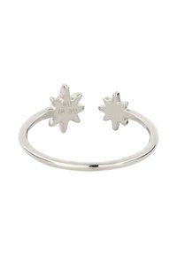 Offene Ring aus Sterlingsilber mit zwei sternförmigen Akzenten, die mit strukturierten Linien und glatten Kanten versehen sind. Eingraviertes Branding auf dem Ringband sichtbar.