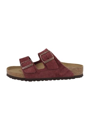 Bordeaux suède Birkenstock-sandalen met twee verstelbare gespen, kurken voetbed en een gestructureerde zwarte zool, zijaanzicht.