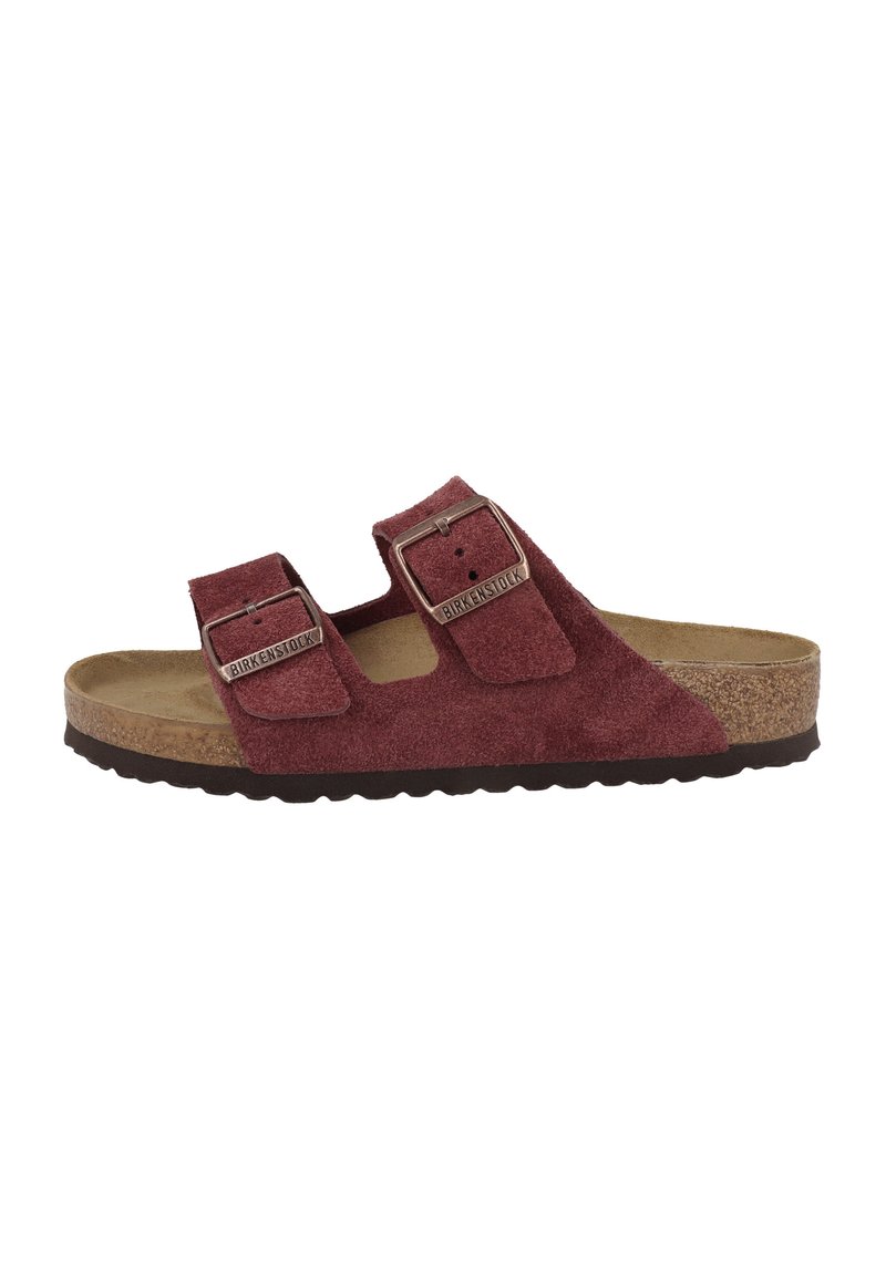 Sandalo Birkenstock in suede bordeaux con due cinturini regolabili a fibbia, soletta in sughero e suola nera testurizzata, vista laterale.