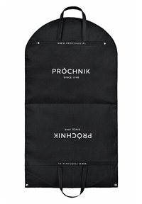 Czarny pokrowiec na odzież z zaokrąglonym dnem i dwoma uchwytami. Zawiera biały napis: "PRÓCHNIK SINCE 1948" oraz adres strony internetowej, o gładkiej teksturze materiału.