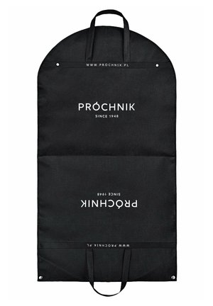 Czarny pokrowiec na odzież z zaokrąglonym dnem i dwoma uchwytami. Zawiera biały napis: "PRÓCHNIK SINCE 1948" oraz adres strony internetowej, o gładkiej teksturze materiału.