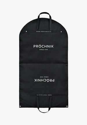 Czarny pokrowiec na odzież z zaokrąglonym dnem i dwoma uchwytami. Zawiera biały napis: "PRÓCHNIK SINCE 1948" oraz adres strony internetowej, o gładkiej teksturze materiału.