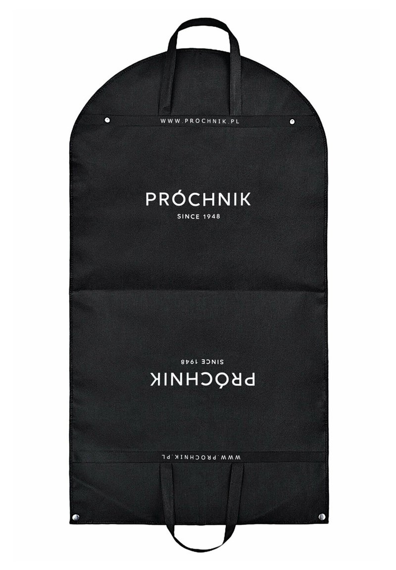 Czarny pokrowiec na odzież z zaokrąglonym dnem i dwoma uchwytami. Zawiera biały napis: "PRÓCHNIK SINCE 1948" oraz adres strony internetowej, o gładkiej teksturze materiału.