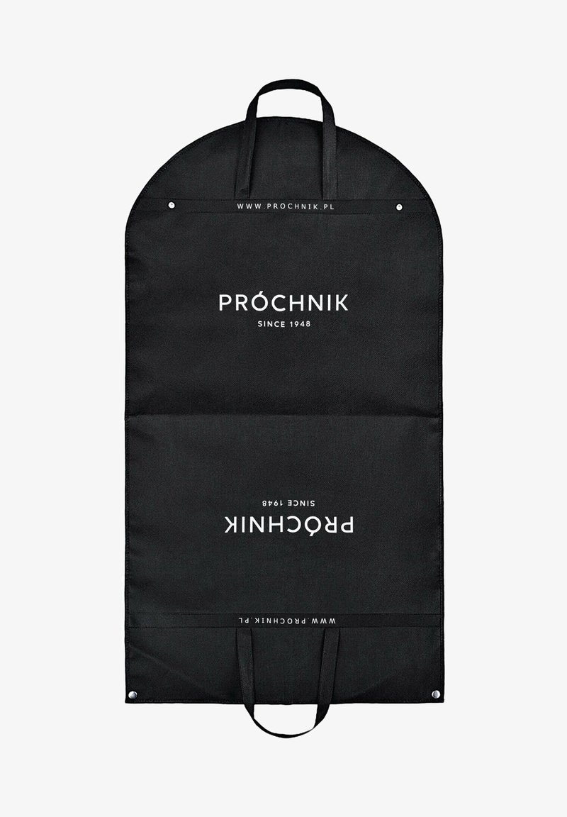 Czarny pokrowiec na odzież z zaokrąglonym dnem i dwoma uchwytami. Zawiera biały napis: "PRÓCHNIK SINCE 1948" oraz adres strony internetowej, o gładkiej teksturze materiału.