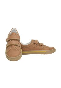 Chaussures en cuir marron avec deux bandes Velcro, bout rond et accents jaunes sur la semelle. Semelle extérieure en caoutchouc texturé avec un motif de grip.