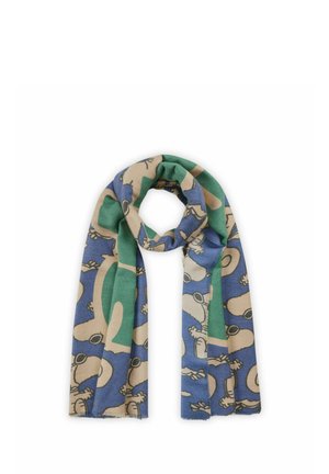 Multikleurige sjaal met een cartoonpatroon in bruin, blauw en groen. Gemaakt van zachte stof met franjes aan de randen.